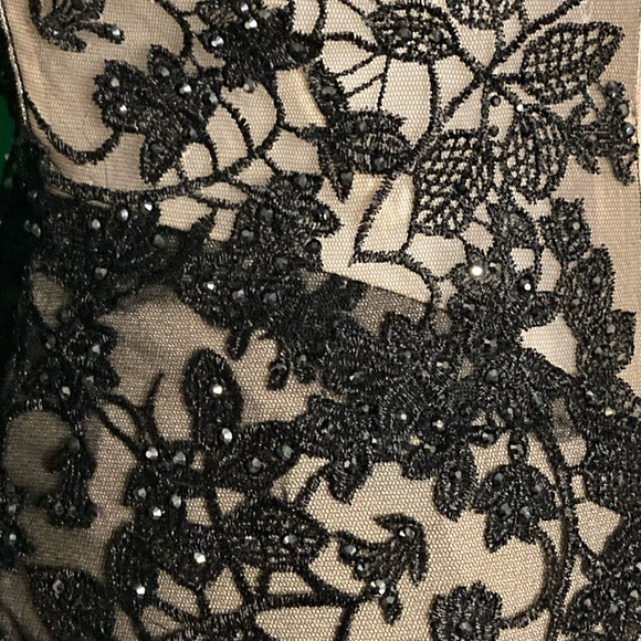 NWT Mac Duggal 50644 Lace Plunge Neck Short Puff Sleeve Trumpet Black Gown- Sz 4 - Picture 7 of 9